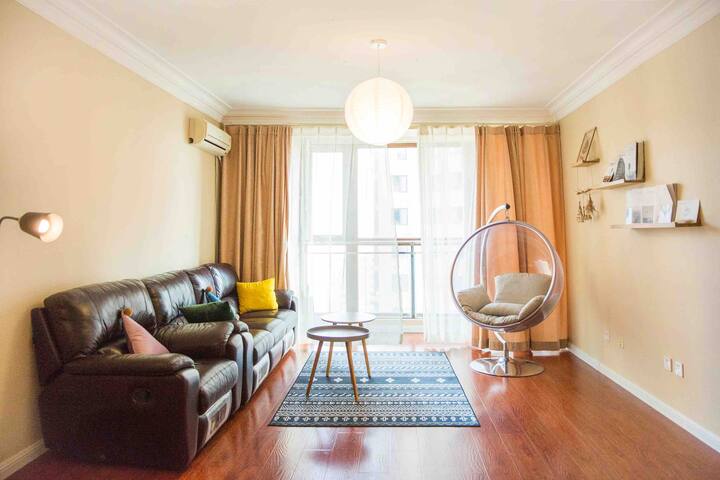 【晴日见海】万达商圈高端小区，100平米高层海景房，两室一厅，酒店式服务，靠近地铁站、吃喝玩乐便利