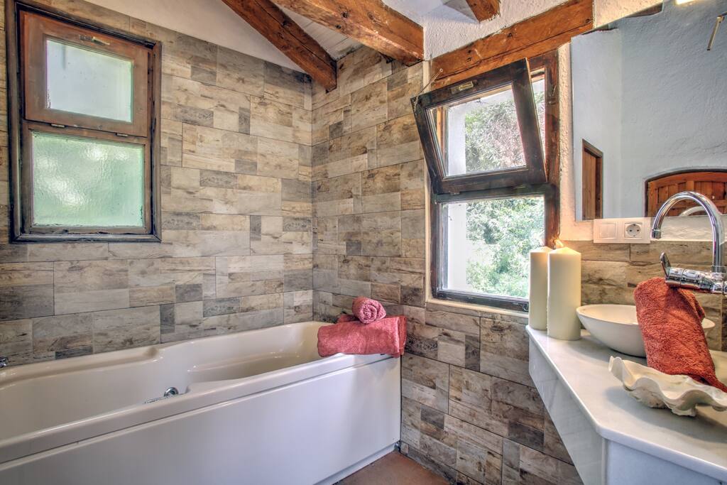 Top bedroom jacuzzi area