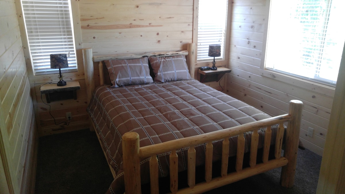 5 מיטות זוגיות רחבות עם מסגרות עץ מותאמות