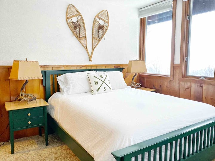BR 1- Mid level bedroom with queen memory foam mattress. Direct access to shared hallway bathroom.