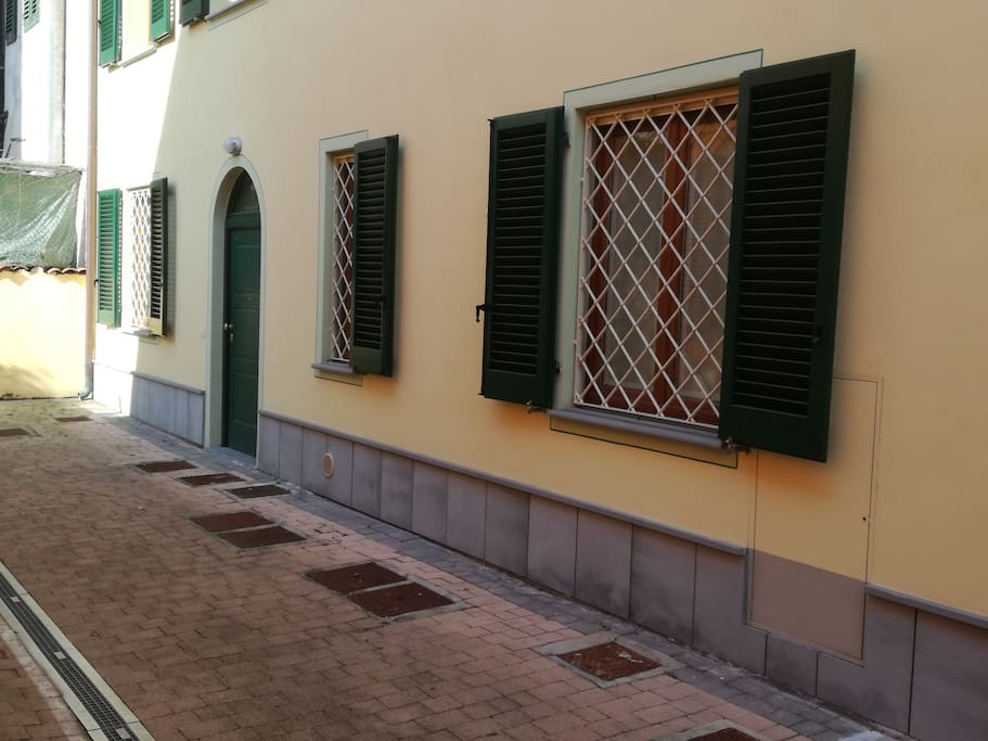 Ingresso con due posti-auto di proprietà