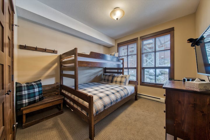 第二间卧室配有双层床，上下铺有一张单人床。有很多挂钩和长凳。