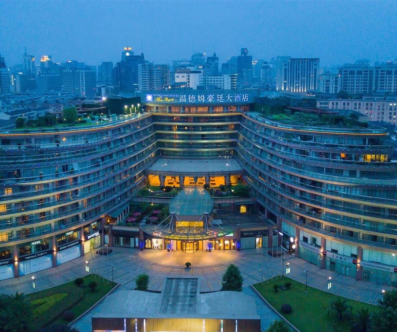 和温德姆酒店同一栋楼哦,图片左边是酒店,右边就是我的公寓哦,公寓位于高层,楼层高,视野好。