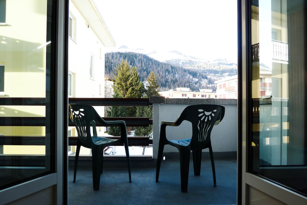 Balkon mit Balkonmöbeln