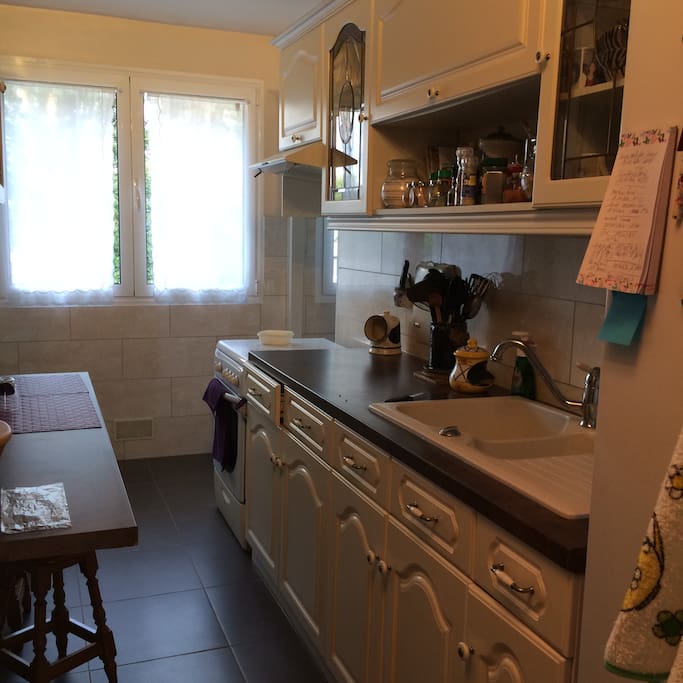 cuisine avec tous les ustensiles et machine à laver linge et vaisselle