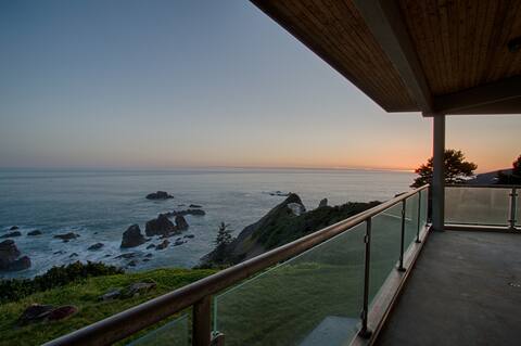 Stunning Modern Cliff House & Amazing Ocean Views