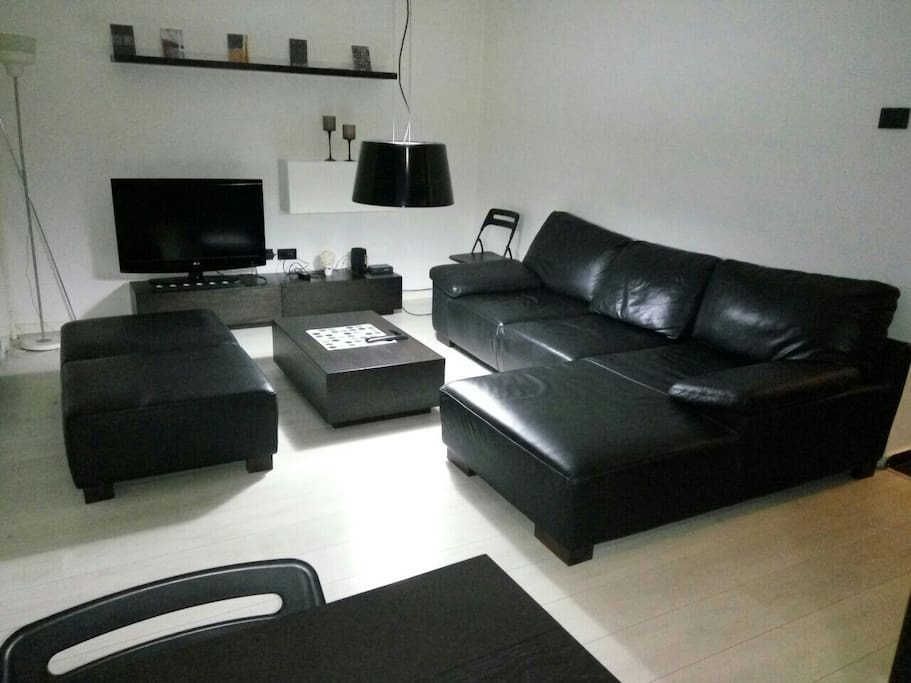 Living room (flat screen with cable TV)