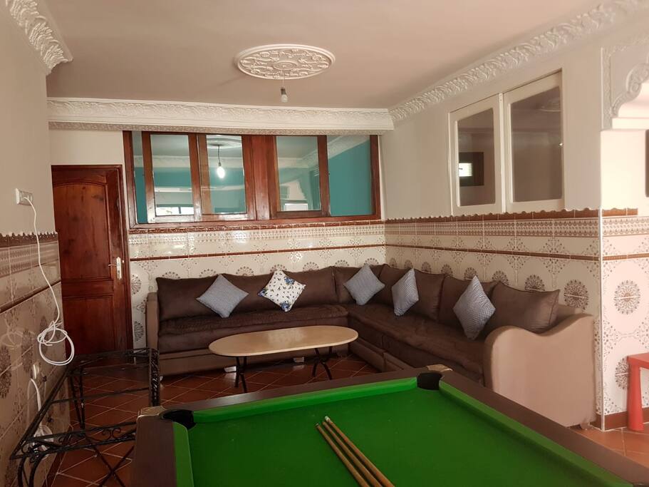 Voici la photo du grand salon intérieur et du billard