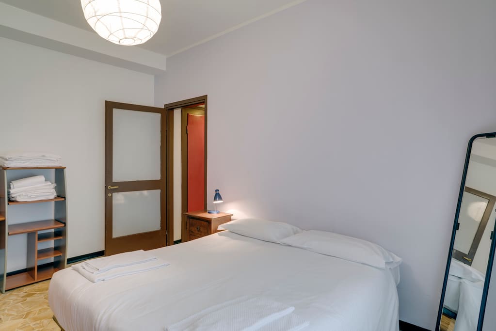 Camera da letto con letto matrimoniale