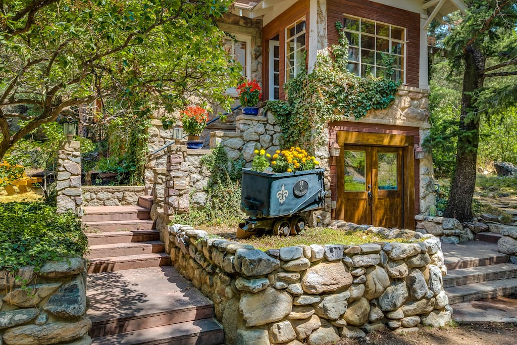 Unique Boulder Creekside Cabin