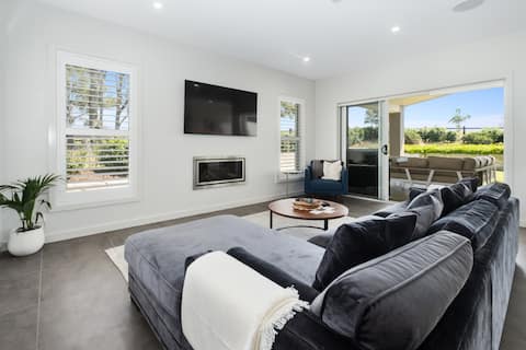 Popular Airbnb listing: 3 Little Birds - Contemporary Leafy Getaway in Pokolbin