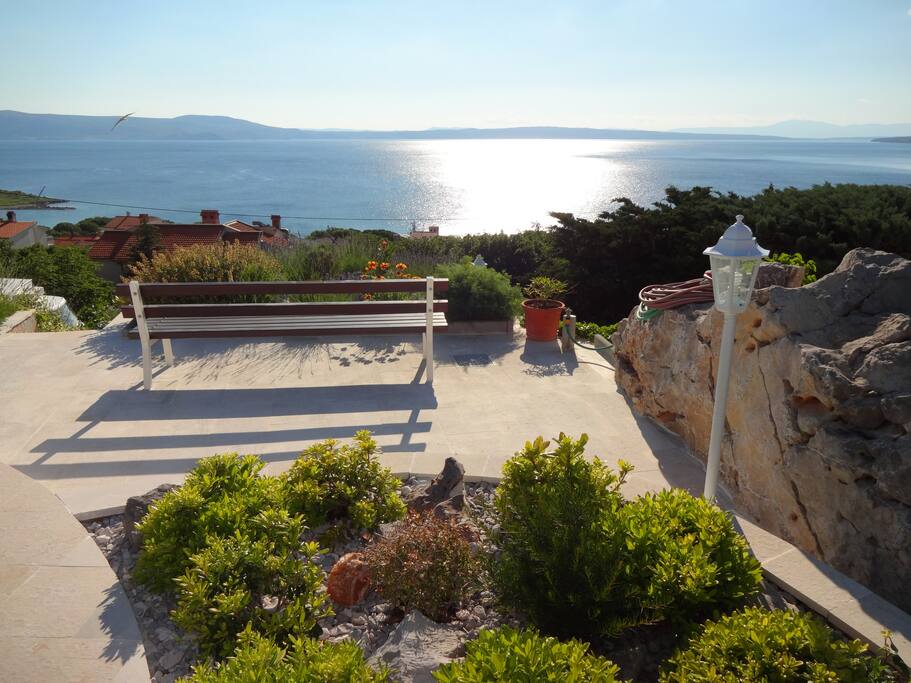 POGLED S BAZENA