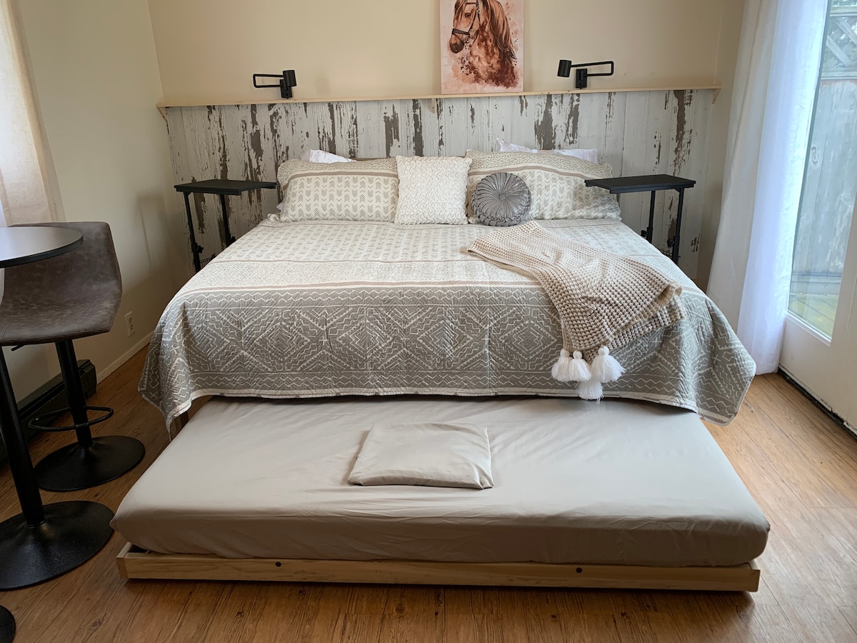 سرير تراندل توأم ينزلق من تحت سرير كينج