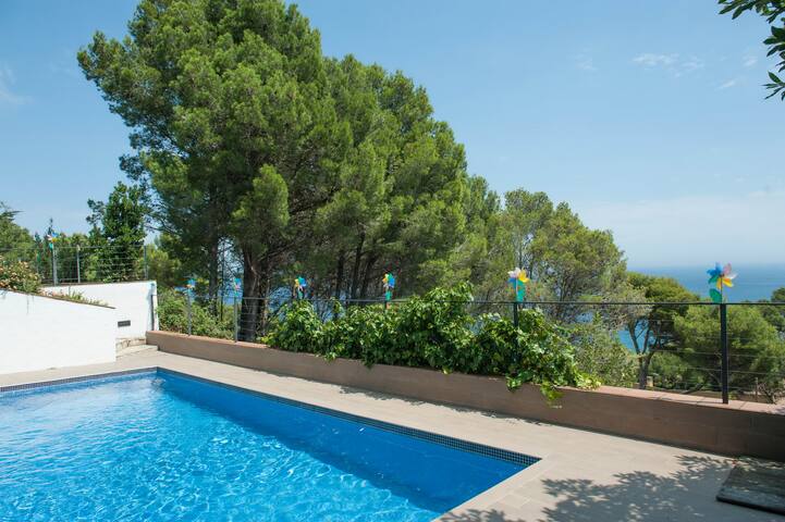 House great views , walking distance to the beach gallery image 3