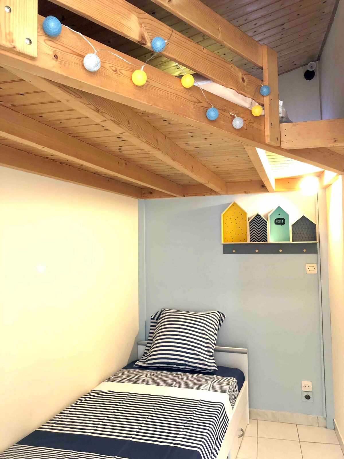 Chambre lit 90 x 190 + mezzanine avec matelas 190 x 90