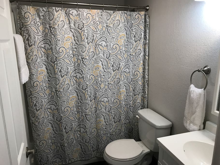 Full bathroom tub