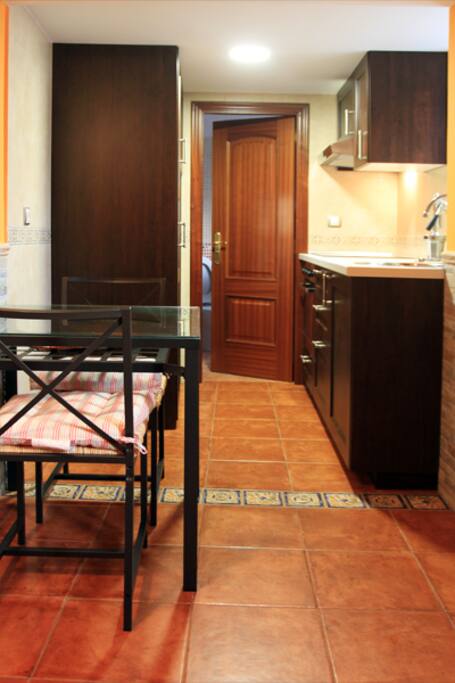 Aceso al baño a través de la cocina