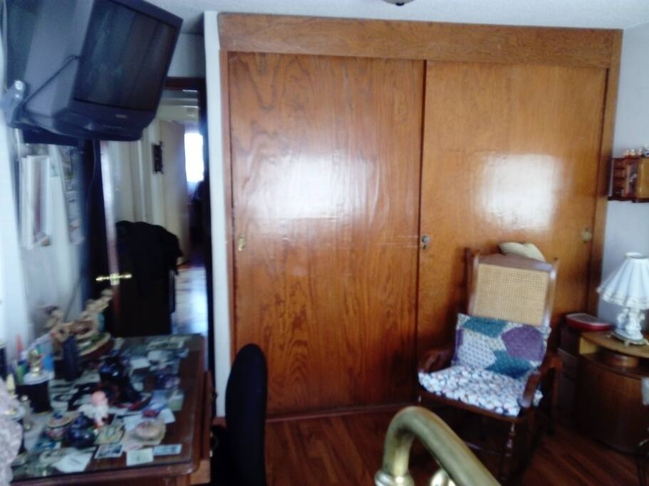 TV, closet y mecedora