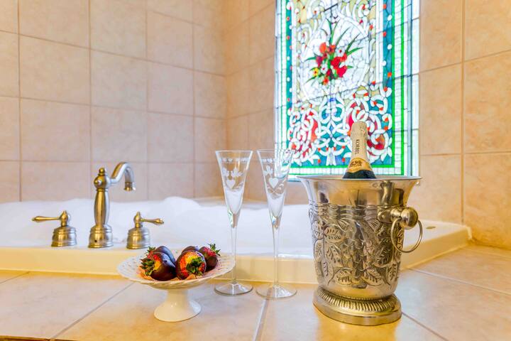 2 BR cottage King & Queen Beds & jacuzzi tub gallery image 2