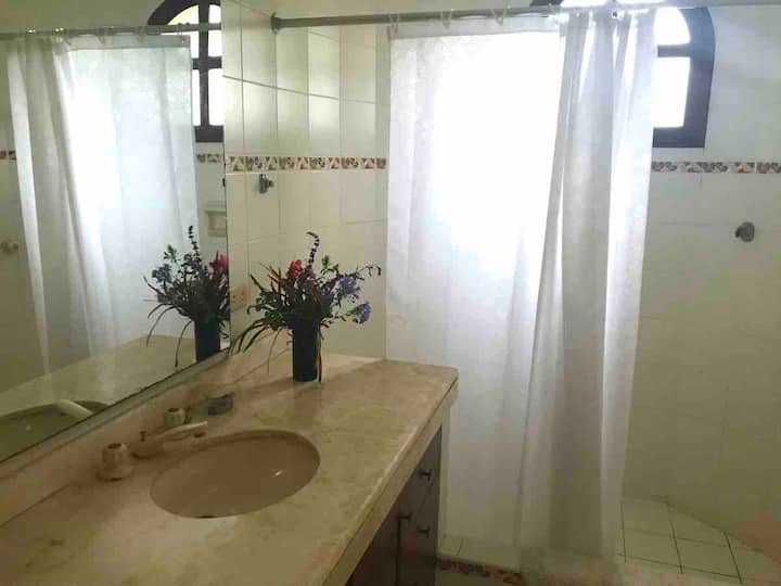 Nyumba kuu - Chumba cha kulala cha 2
Nyumba Kuu - Bafu la Chumba cha kulala 2 bafu 