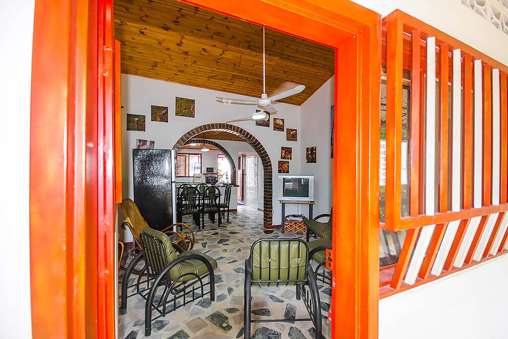 De la puerta a la sala comedor