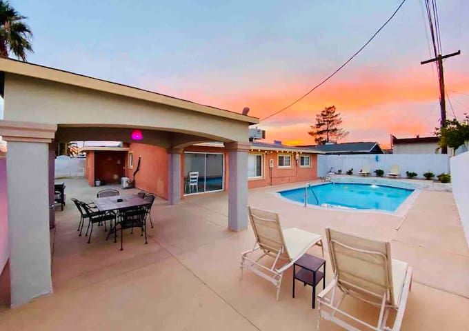 POOL / 4 Bedroom w/ 5 Beds NEXT TO STRIP