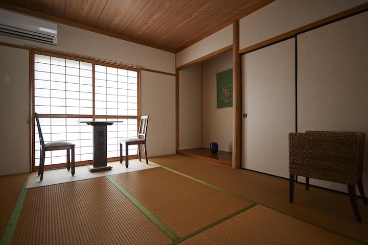 Ka një kondicioner në dhomën e stilit japonez (verandë).Ka gjithashtu ajër të kondicionuar në japonisht