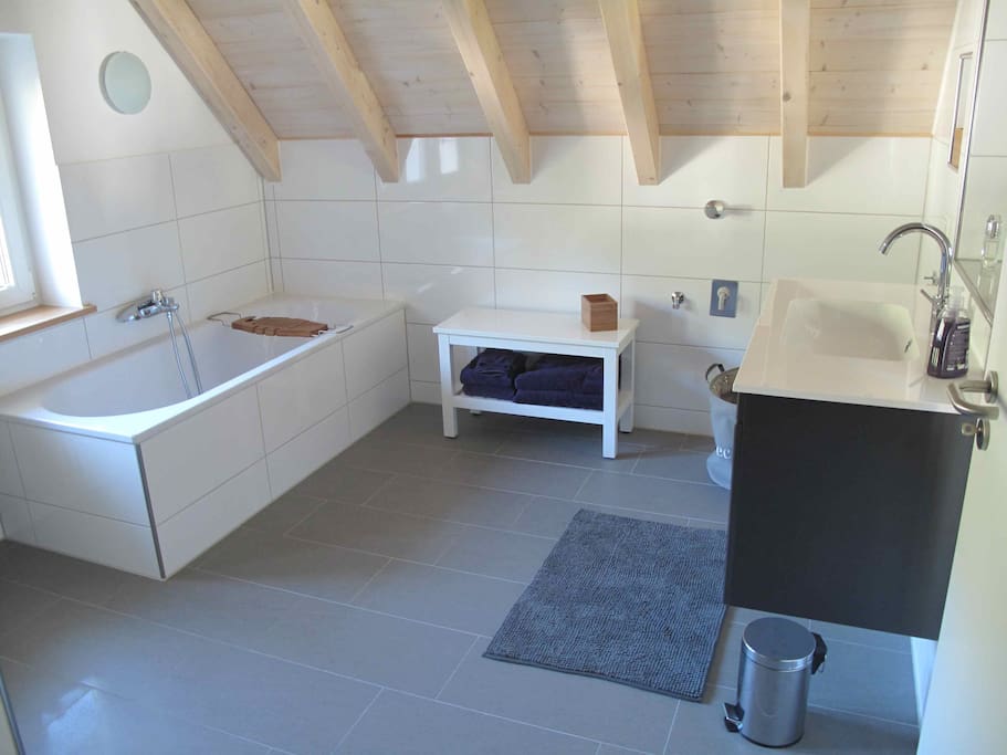 Das Bad mit Badewanne und ebenerdiger Dusche
