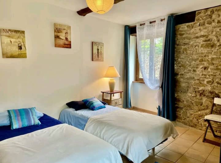 lits simples qui complète le lit double.  aujourd'hui cette chambre comporte un lit double de 160 cm 