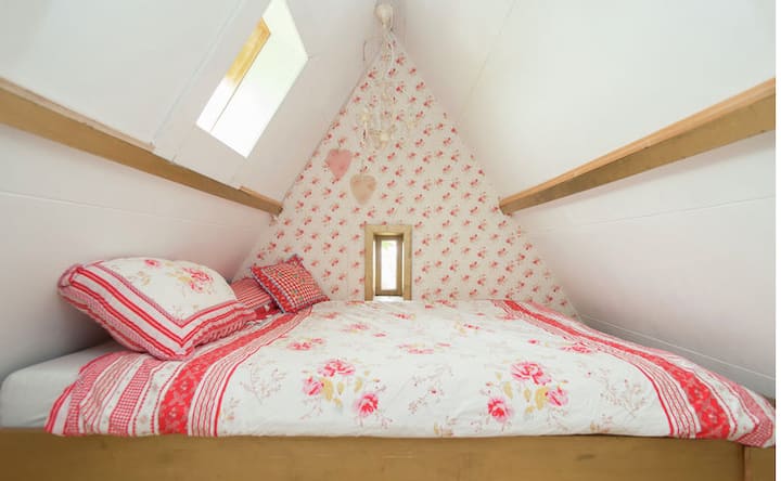 Tweubed op zolder - Tweepersoonsbed op zolder