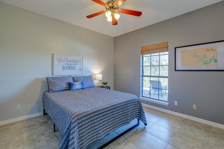  Спалня 2: Разкошно, удобно двойно легло в тази голяма стая с размери 12'x12'.