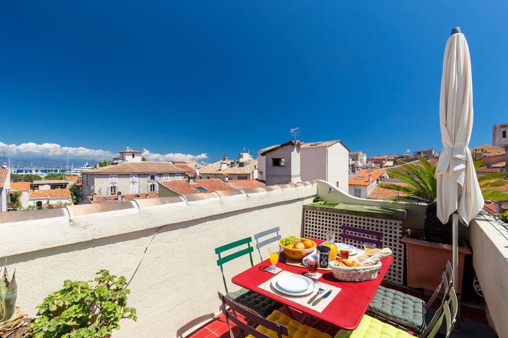 We did some work this winter on the terrace and the configuaration to change.
We are waiting for some equipment to put online high quality photos. In the ad you will see some pictures of the new layout.