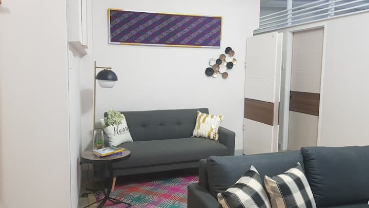 Ova prostorija ima klizna vrata koja je mogu pretvoriti u 2. spavaću sobu. Sofa se otvara i postaje bračni krevet.