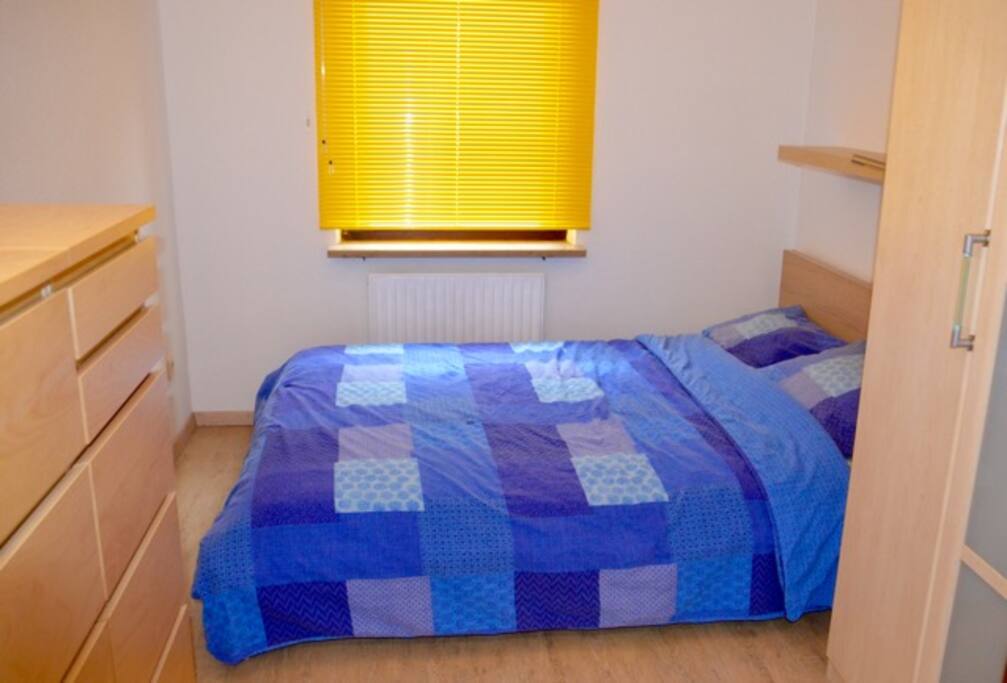Bedroom with 140cm wide bed