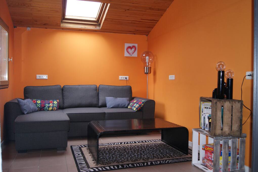 Séjour avec canapé lit neuf et confortable