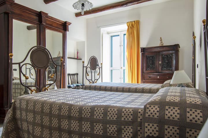 Seconda stanza da letto, con due lettini divisi, che possono anche diventare un letto matrimoniale