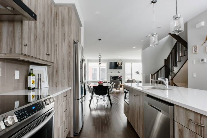 Elegant home with 4 Beds, 4 Baths at Centre Kanata gallery image 4