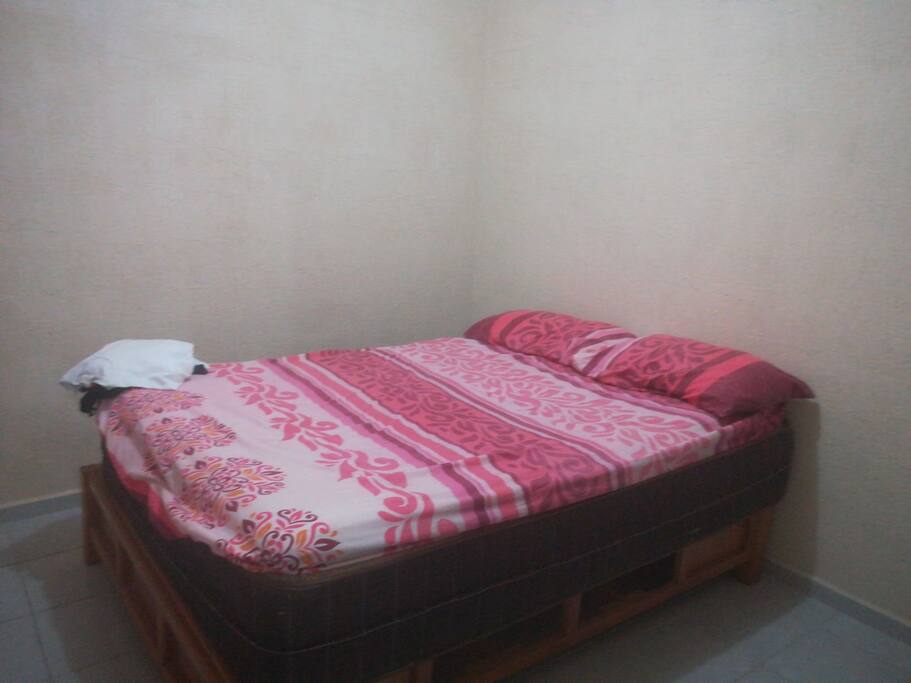 Cama matrimonial con closet pequeño