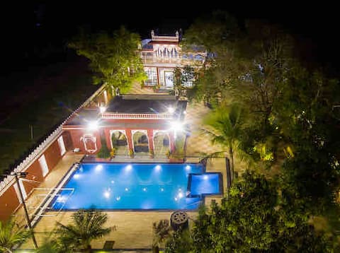 Delightful 5 bed rooms with pool and garden