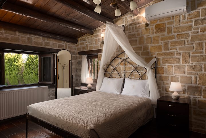 Kila chumba cha kulala huwa na vitambaa vizuri, na kuahidi kulala usiku kucha. 