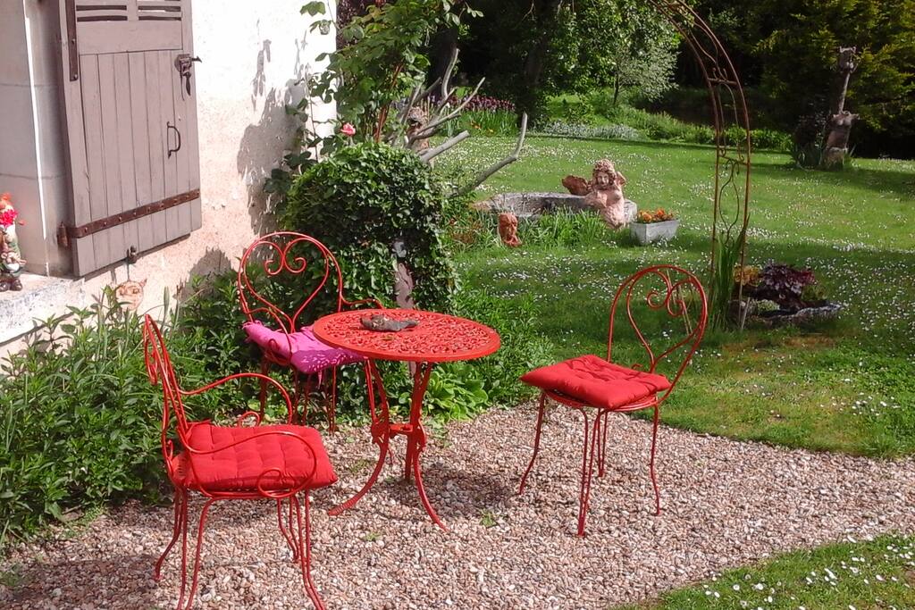 Devant la fenêtre de la chambre