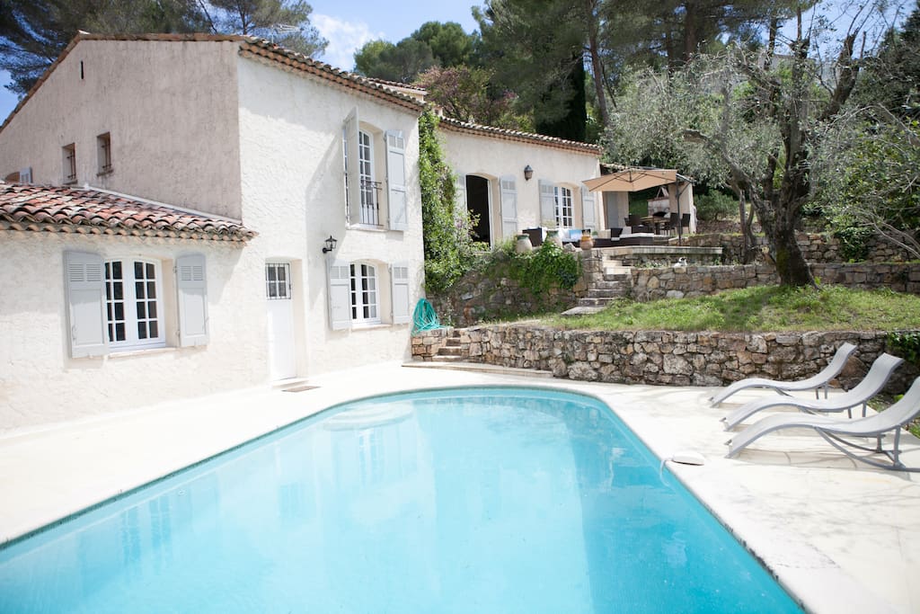 Superbe villa avec vue sur le village de Mougins - Houses ...