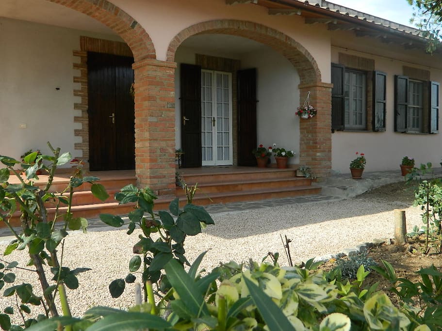 Ingresso e Parcheggio privato.