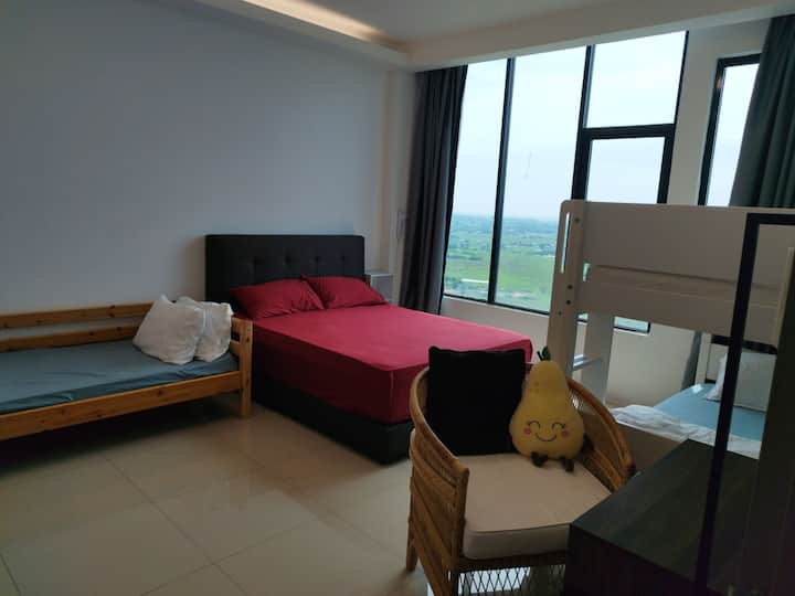 Glavna spavaća soba ima vlastitu kupaonicu s pogledom na grad i zalaske sunca