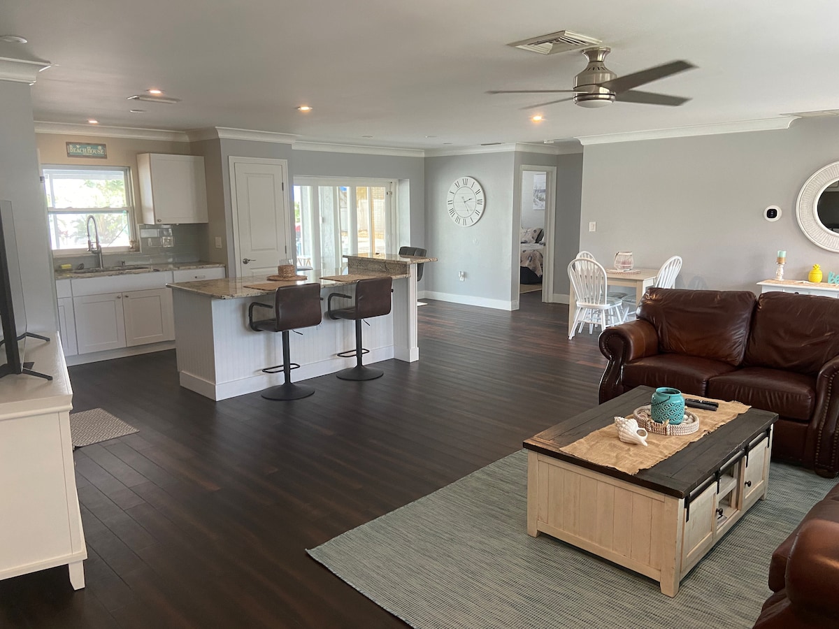 Top Airbnb: SUNSHINE or SHADE Custom home- 5 Star outdoor life in Iona