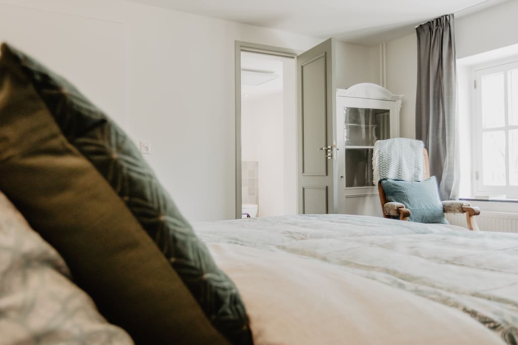 Slaapkamer met 2x 1-pers. bed. Doorgang naar eigen badkamer.