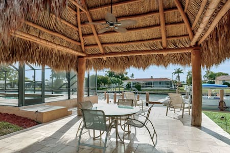 Stunning Waterfront Home Saltwater Pool & Tiki Hut