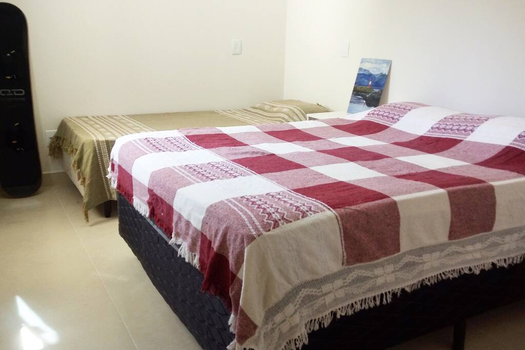 O quarto/La habitación/The room