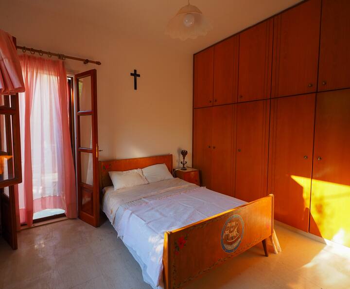 Bedroom 1, overlooking the entrance terrace
First bedroom, accessing the entrance terrace