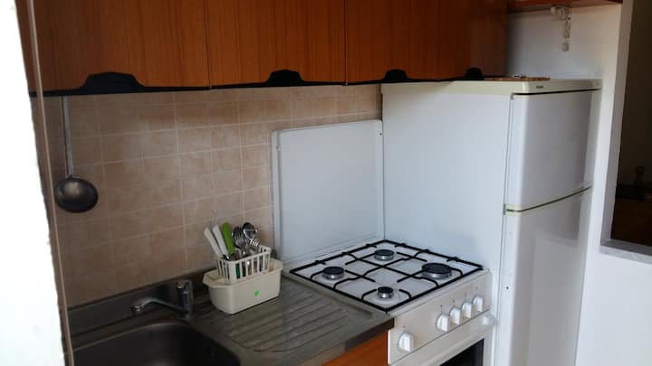 cucina con frigo e freezer
